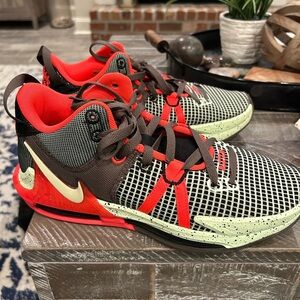 Nike Lebron Witness VII basketball shoes. Size 10
